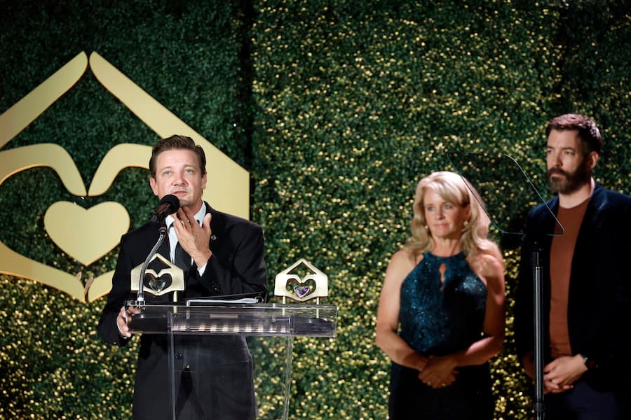 Jeremy Renner delivers speech at ASOH gala